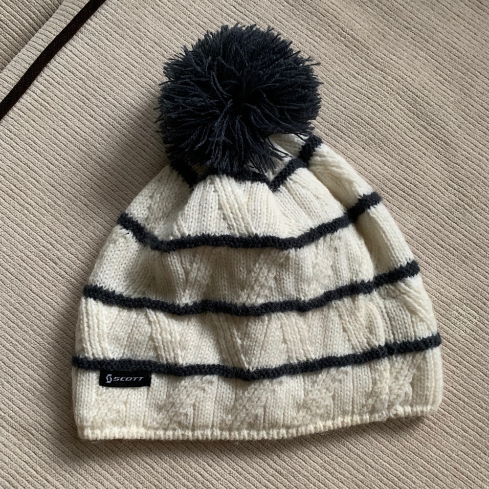SCOTT Knitted Pom Pom Hat